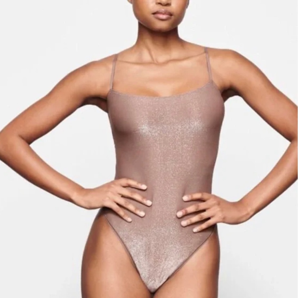 SKIMS Shimmer Cami Thong Bodysuit - Umber Color - Size Medium- NEVER WORN - NWOT